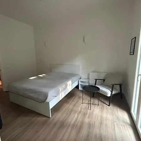 Daisy Garden 2, By Short Holidays Apartamento *
